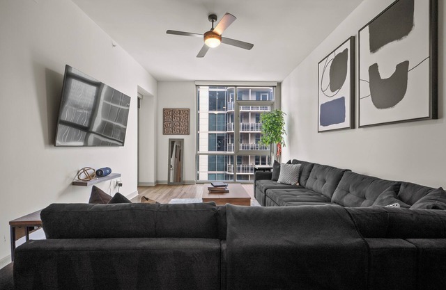 High Rise 19th Floor Walk to AA Center No Cleaning Fee