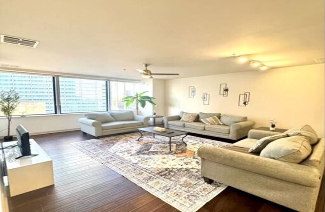 High-Rise Apartment in Downtown Dallas w/Pool
