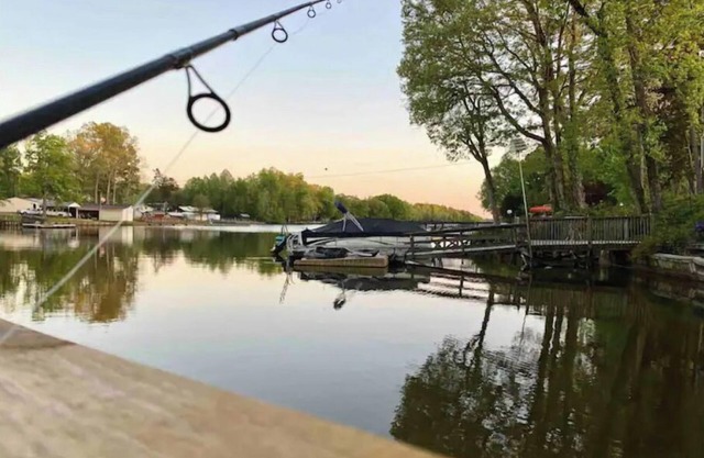 High Rock lakefront escape-dock, firepit, kayak, paddle board, fishing, swimming