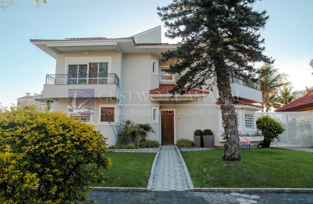 High Standard, Heated Pool, 6 Suites, Jurere Internacional, 100 meters from the sea.