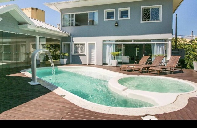 High standard house 300 meters from the sea with English pool and jacuzzi beach in Florianopolis