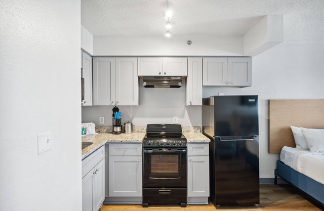 High Tides & Good Vibes! 2 Relaxing Units, Direct Access to Beach, Free Parking