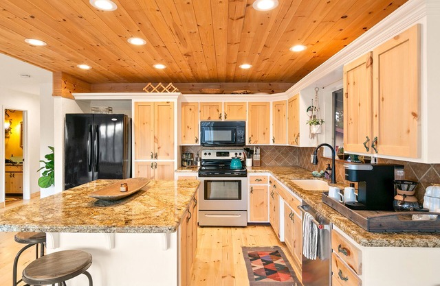 🌵 High View and Casita - Hot Tub, Fire Pit & BBQ in Joshua Tree! 🌵