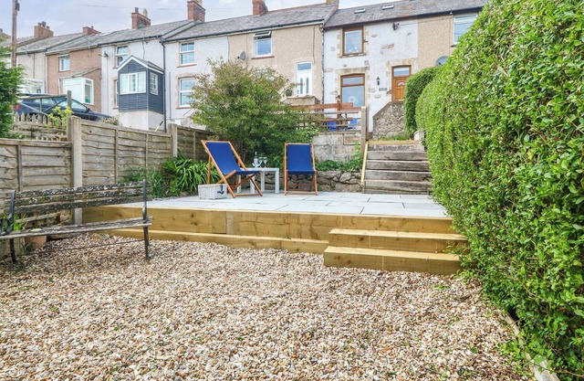 HIGH VIEW COTTAGE, pet friendly, with open fire in Penrhyn Bay