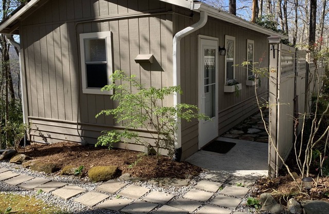 Highlands mountain cottage-14 minutes to town!