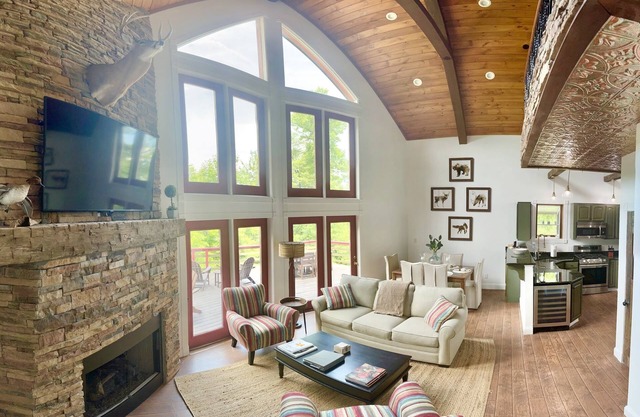 Highlands, North Carolina Private Mountain Hideaway with 5 Fireplaces!