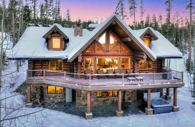 Highlands Treehouse with Shuffleboard & Private Hot Tub! Golf Course and Mountain Views!