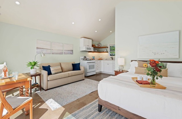 HIGHLY RATED! Comfortable Studio Cottage Walking Distance to Beach!