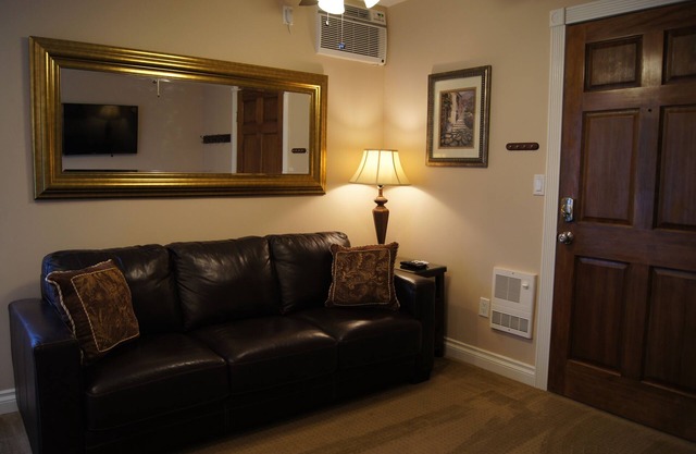 Highly upgraded. Walk to DT, Conv Ctr. Mins. to Zoo, Beach , Airport, Sea World