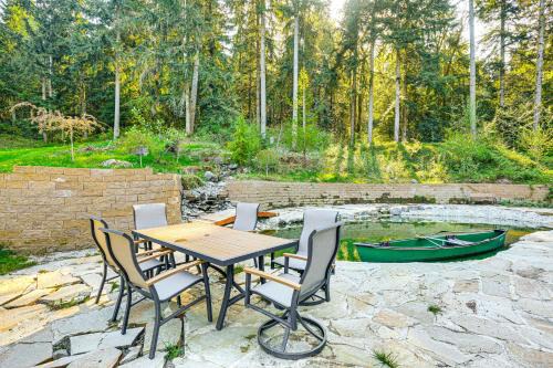 Hike and Explore Guest Suite with Deck in Issaquah