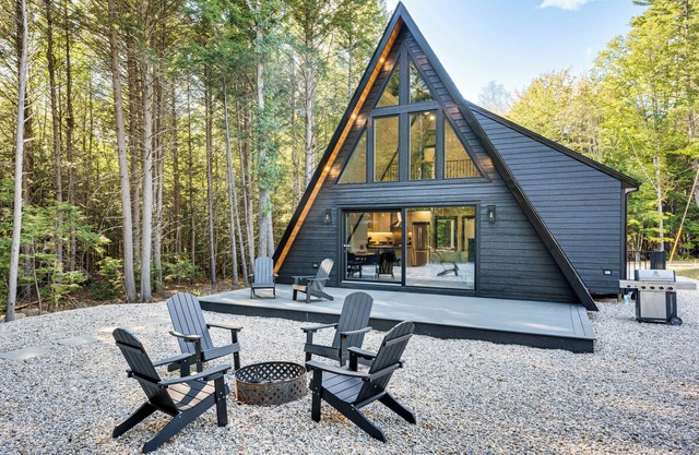 Hike, Ski & Explore: Serene Danbury Cabin w/Sauna