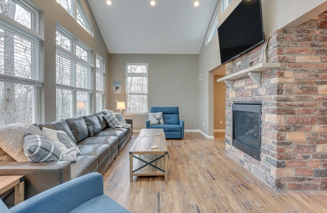 Hike, Swim & Ski: Home w/Deck in Lackawaxen