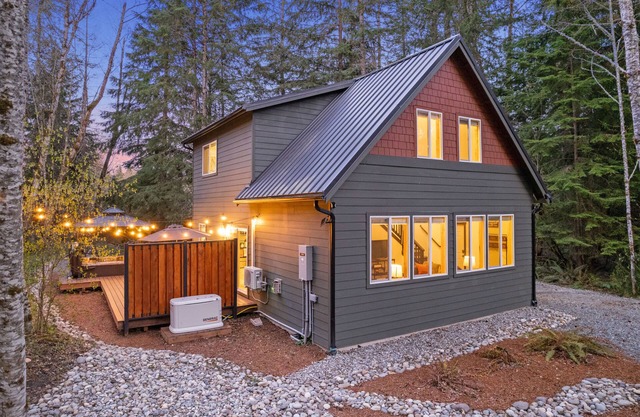 ‘Hiker’s Haven’ w/Hot Tub - Near Mt Rainier!
