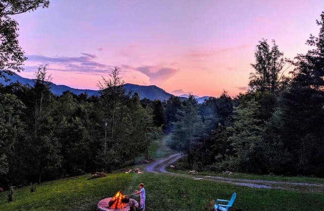 Hiking, incredible mountain views, hot tub, and a chef's kitchen!