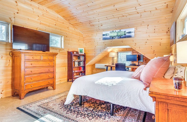 Hiking & Snowmobile Trails On-site: Alton Retreat!