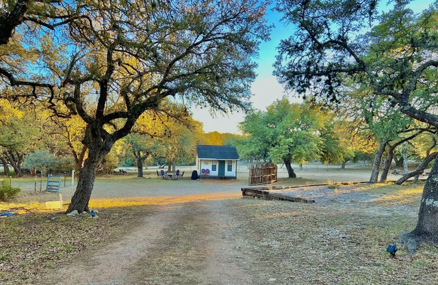 Hill Country Experience - Sun Valley Cottage - Short drive to Canyon Lake