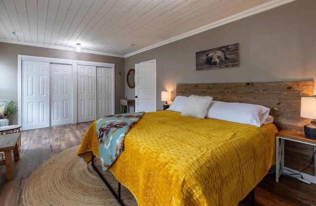 Hill Hideaway Unit 2 – Pet-Friendly Lake Retreat