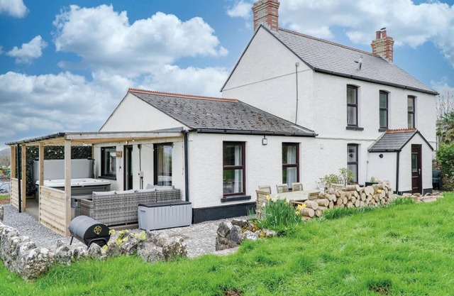 Hill House - 4 Bedroom Holiday Home - Llanrhidian