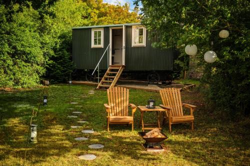 Hill Top Hideaway Shepherds Hut with Hot Tub