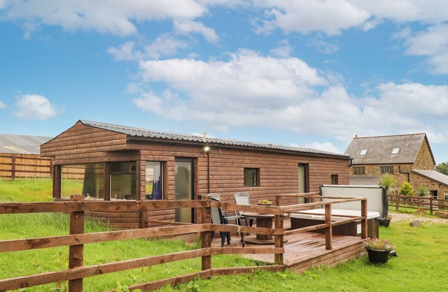 HILLCREST CROFT, family friendly, with hot tub in Chipping