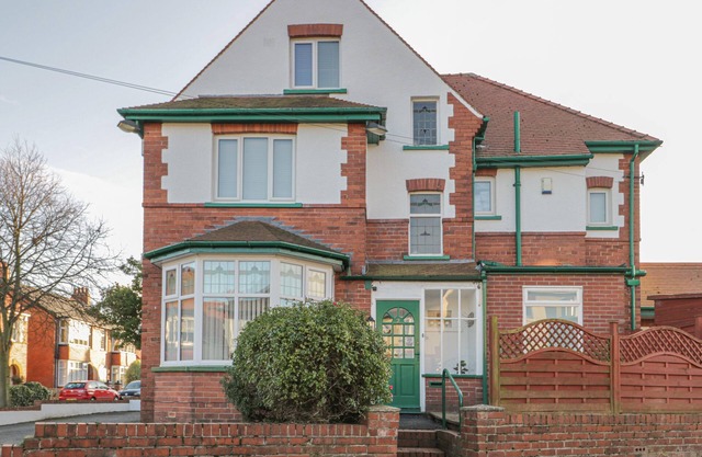 HILLCREST, pet friendly, character holiday cottage in Scarborough