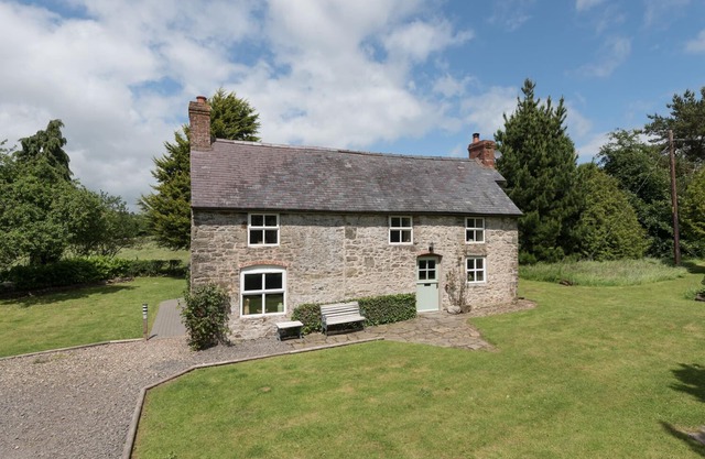 HILLGATE HOUSE, pet friendly, character holiday cottage in Hemford