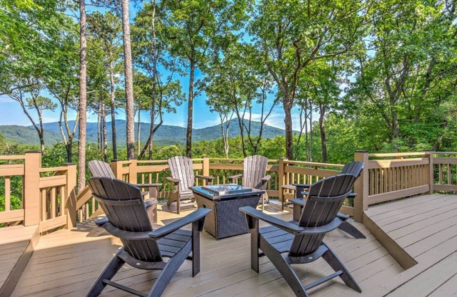 Hillside Manor - Luxury Hot Tub + Fireplace + Pool Table + & Wet Bar