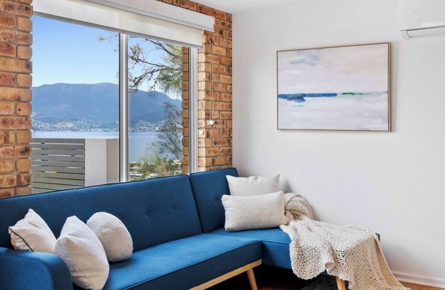 'Hillside Studio' self-contained with City Views.