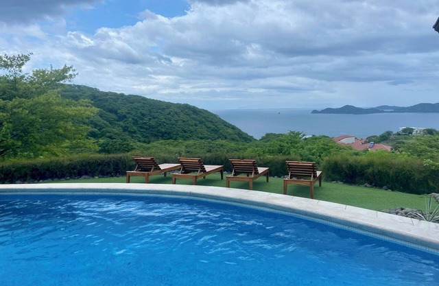 Hillside Treasure 4 BR 3.5 Bath Amazing Views of Playa Hermosa