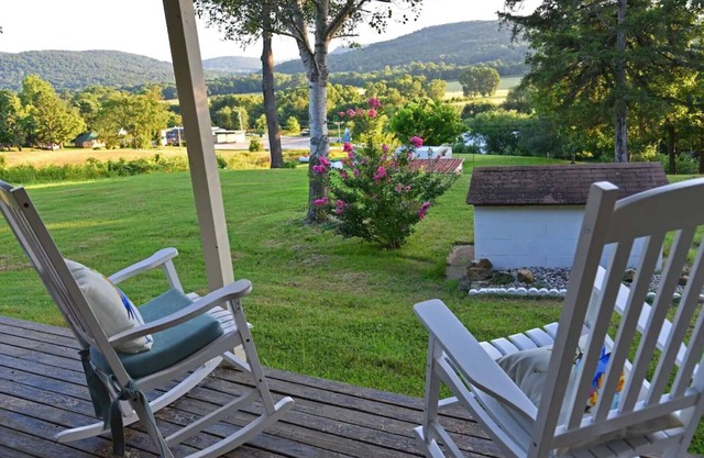 Hillsong Cottage, nestled in the Arkansas Ozarks