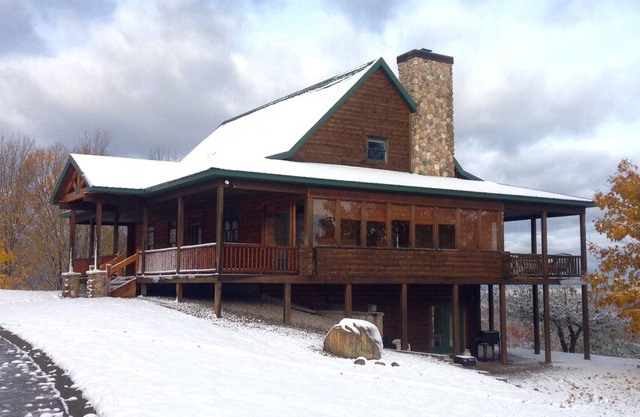 Hilltop Cabin Close to Crystal Mountain, Stunning 40-Mile Views