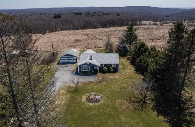 Hilltop Cottage - Contemporary Design with Views!