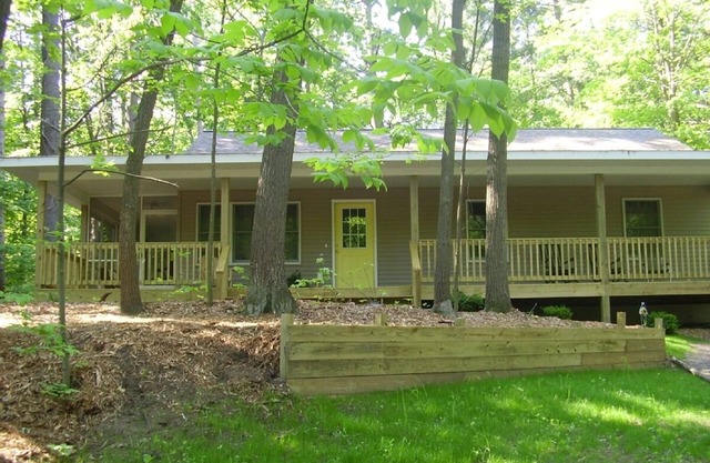 Hilltop Cottage in Pentwater Village
