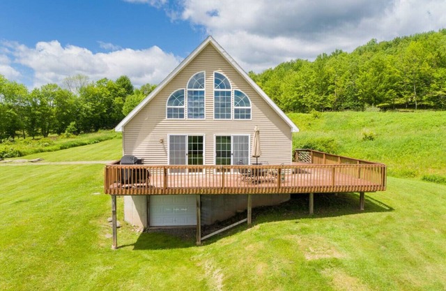 Hilltop Country Home with Panoramic Views – Peaceful and Private Retreat