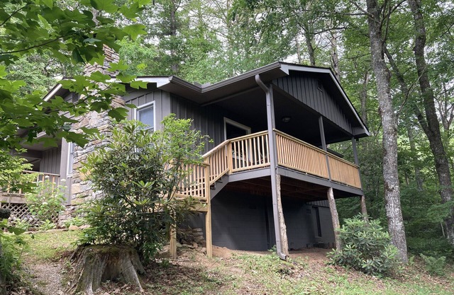Hilltop Hideaway- Cozy Cabin w/Fireplace, Private Deck/Yard, Family Friendly!