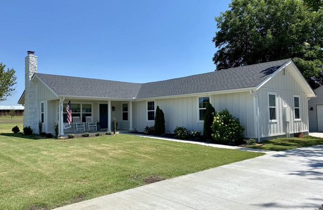 Hilltop Home with views and covered deck - 6 miles to U of A