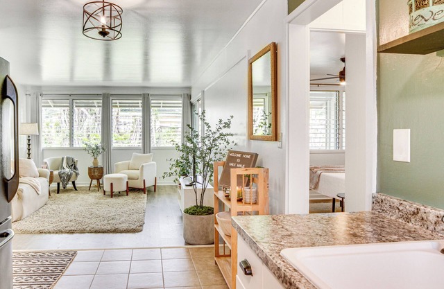 Hilo Apartment w/Lanai - 2 Mi to Beaches!