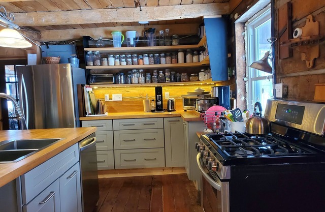 Hindman House: Quiet restful all-season rural retreat