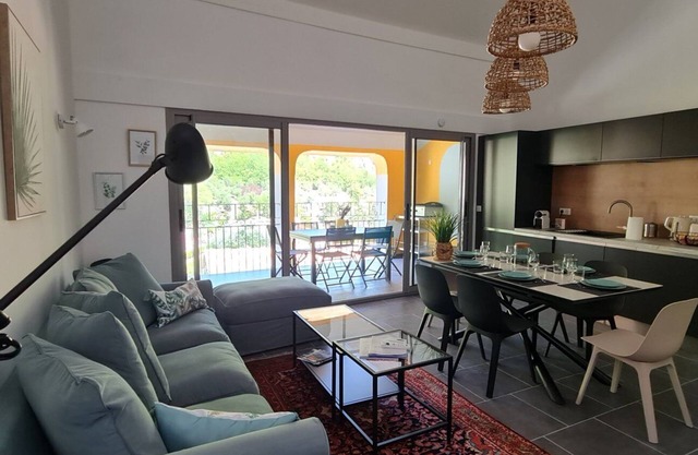 Hinterland, 35 minutes from Nice, air-conditioned duplex, sleeps 6 from 2 nights