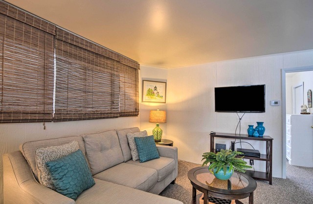 Hip Downtown Cottage - Walk to Beach, Pier, Dining