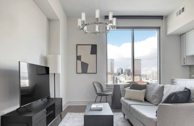 Hip Golden Triangle Studio w/ Gym & Pool near Capitol Hill, by Blueground