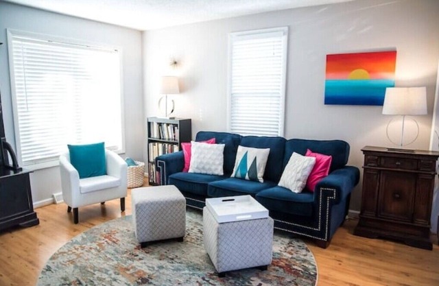 Hip happy home in a hot hood! Pet- Friendly!