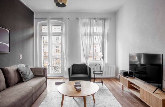 Hip Prenzlauer Berg 2BR nr Volkspark Friedrichshain, by Blueground