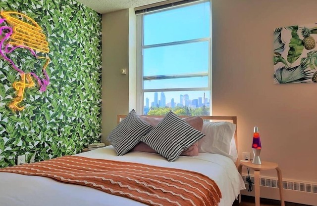 Hip Studio w/City Views Minutes to DT