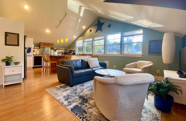 Hip & Sunny Lake Whatcom Apartment