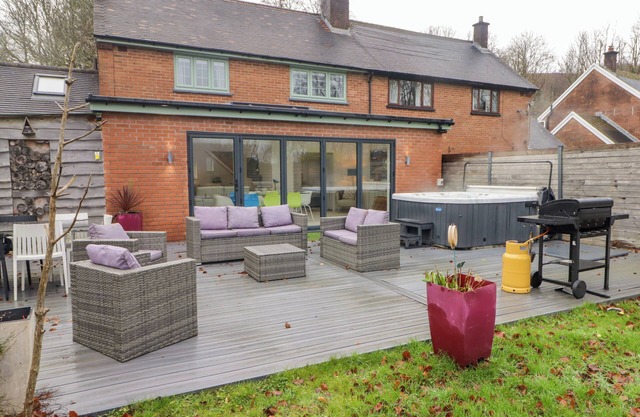 HIRAETH, pet friendly, with hot tub in Cefn-Coed-Y-Cymmer