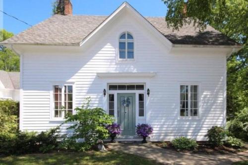 Historic 1853 Kingsgate Lakehouse