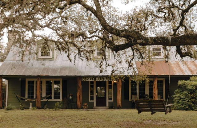 Historic 1869 Whiskey Mtn. Home Great Location- Sleeps 15-22 Great Location
