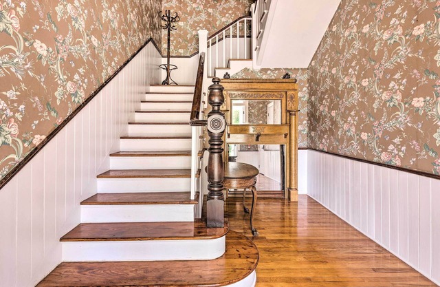 Historic 1891 Ocala Apartment w/Original Touches!