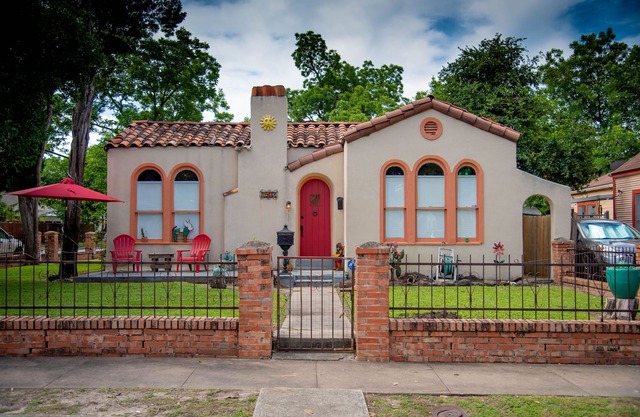 Historic 1927 Spanish Casita Minutes from our famous DT destinations.